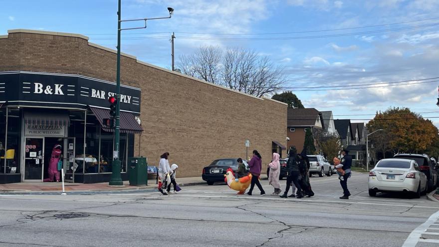 Hundreds of kids, families head to downtown West Allis Saturday morning for annual Halloween Hunt — River Hills Business news